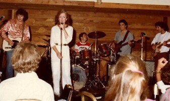 Bonnie Raitt performing with a young Vince Gill on guitar at Redondo Beach, Ca. in 1985