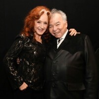Bonnie Raitt and John Prine share a hug at the Grammy Awards 2020, before Raitt performs a tribute to Prine.