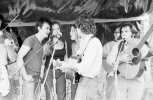 John Prine, Bonnie Raitt, Maria Muldaur, Keith Sykes, Steven Weissburg and Steve Goodman perform at the Philadelphia Folk Festival in August, 1972 in Schwenksville, Pennsylvania.