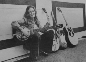 Bonnie Raitt / National (wooden) Steel Guitar