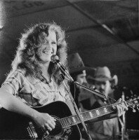 Bonnie Raitt on stage