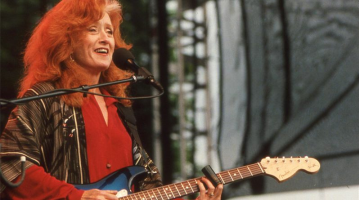 Bonnie Raitt performing in 1998