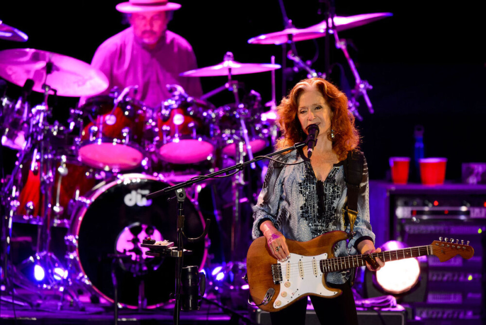 Bonnie Raitt performs at The Pinewood Bowl Theater, Lincoln NEB on 09/06/2016