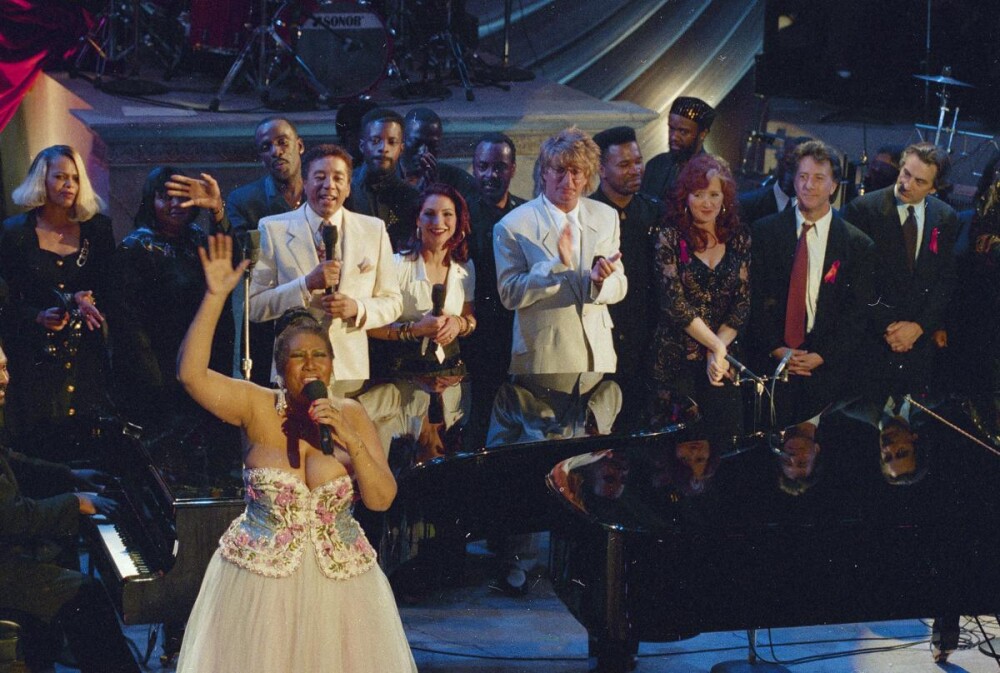 Singing legend Aretha Franklin brings down the house in the finale of "Aretha Franklin: Duets," an AIDS benefit concert in New York, April 28, 1993. From left to right: Franklin, singers Smokey Robinson, Gloria Estefan, Rod Stewart, Bonnie Raitt, and actors Dustin Hoffman and Robert De Niro. Proceeds from the concert will go to the Gay Men's Health Crisis.