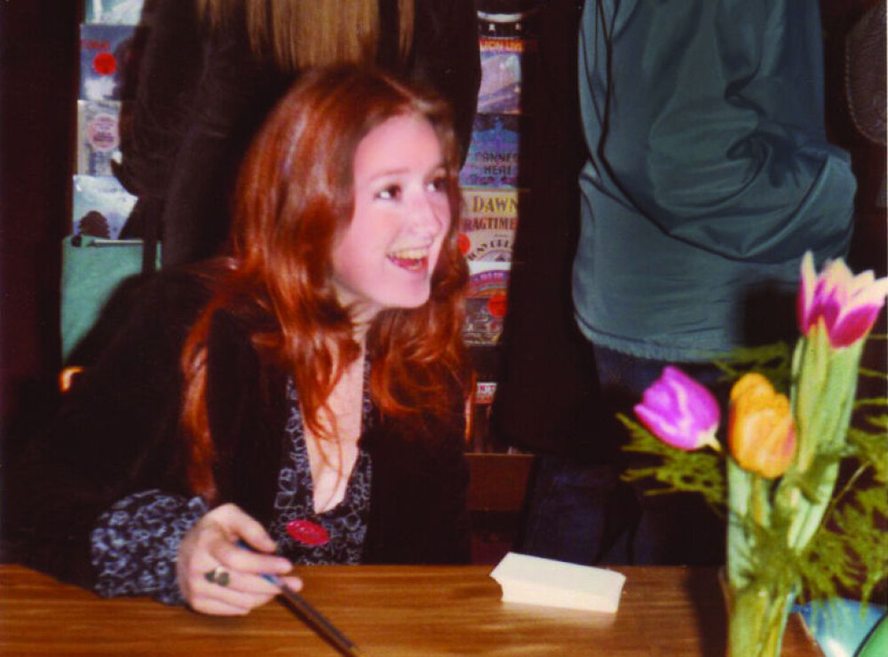 Bonnie Raitt greets fans at the Record Bar in Chapel Hill in 1973