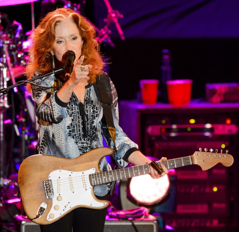 Bonnie Raitt performs at The Pinewood Bowl Theater, Lincoln NEB on 09/06/2016