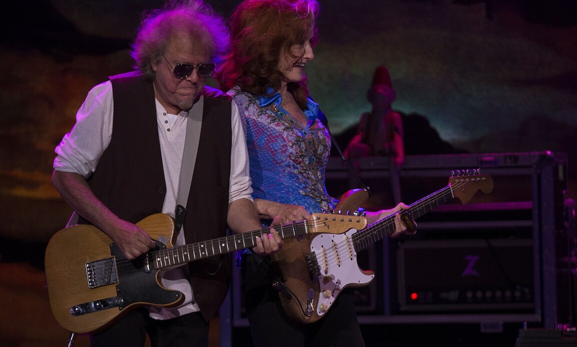 Bonnie Raitt played guitar back to back with her lead guitarist, George Marinelli on Friday night.