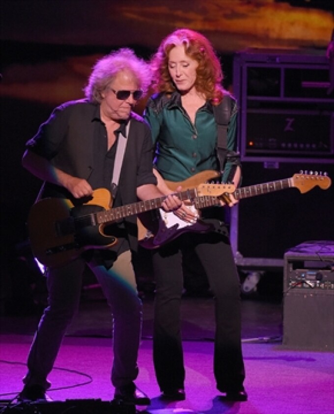 Bonnie Raitt and guitarist George Marinelli
